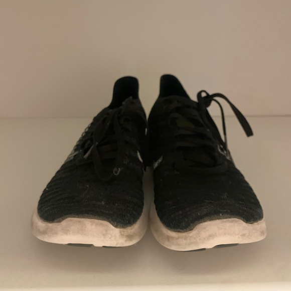 Woman’s Nike fly knit lightweight running shoes - Picture 2 of 3